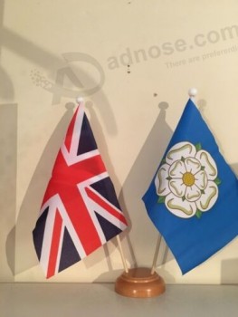 UNIOn JACK AND YORKSHIRE NEW TWIN TABLE FLAG SET avec base en bois 9