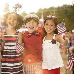 Paquet de 65 bâton en bois drapeaux américains tenu à la main Mini drapeaux américains pour le jour de l’indépendance américaine (4 x 6 pouces)