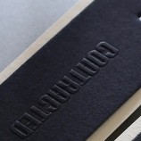 Étiquettes volantes en relief personnalisées de luxe 800 g/m² Étiquettes de vêtements en carton noir Étiquettes de vêtements