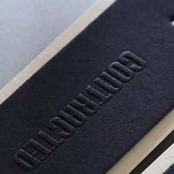 Luxus benutzerdefinierte geprägte Hang Tags 800 g/m² schwarzer Karton Kleidungsetiketten Kleidungsetiketten