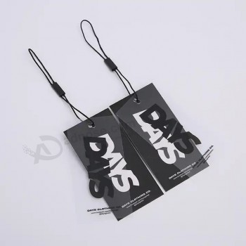 Aangepaste luxe kledingstuk Swing Tags Kleding Label afdrukken Naam logo Plastic hang tag met touw papieren hangtags Voor kleding eigen logo