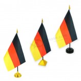 Drapeaux de table allemands en gros avec 8,2 * 5,5 pouces drapeaux de table de support doré Drapeaux de bureau allemands