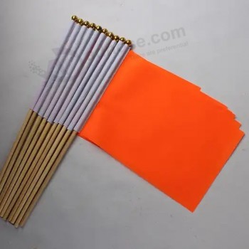 Bandiera a triangolo di supporto all'ingrosso piccola mano rossa che sventola bandiere piccola decorazione colorata bandiera nazionale con logo personalizzato
