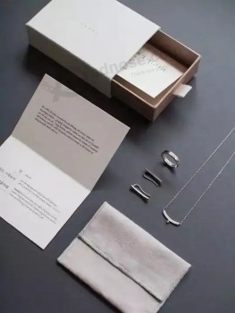 Confezione regalo per gioielli con cassettiera ad anello di cartone di carta piccola personalizzata e borsa con logo stampato