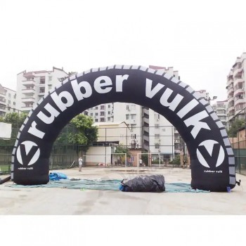 Arco pubblicitario gonfiabile per pneumatici neri grande all'aperto con logo personalizzato stampato per promozioni dalla fabbrica gonfiabile della Cina