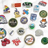 20 años fabricante de alfileres de moda personalizados insignias de logotipo de metal broche esmalte duro suave alfileres de solapa para ropa decorativa