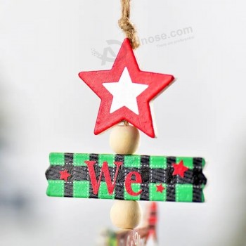 クリスマスツリーの手紙は木製のタグをぶら下げ木製のクリスマスツリーペンダントを吊るしています