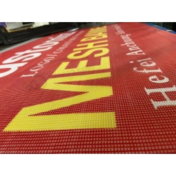 Kundenspezifische Größen Outdoor Mesh Banner Zeichen PVC-Material Hintergrund Mesh Banner für Training Werbung