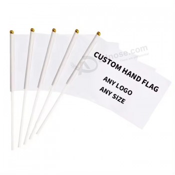 Personalizzabile 100% poliestere logo personalizzato piccolo mini bastone portatile bandiera tenuta a mano sventolante bandiera con palo di plastica o legno