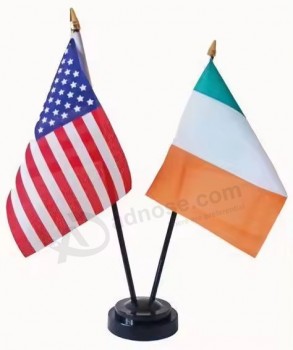 Bandiera da tavolo Base in plastica in nylon personalizzato in poliestere Mini Country National Office Desk Bandiere con alta qualità e qualsiasi dimensione