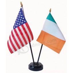 Drapeau de table Base en plastique de nylon personnalisé Polyester Mini pays National Office Bureau Drapeaux de haute qualité et de toute taille