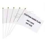 Personalizzabile 100% poliestere logo personalizzato piccolo mini bastone portatile bandiera tenuta a mano sventolante bandiera con palo di plastica o legno