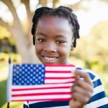 Pack de 100, Pequeñas Banderas de Mano Americanas de EE.UU., Punta de Lanza Dorada de 4x6 pulgadas, Banderas de Palo de Crystal Lemon