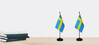 スウェーデンの旗スウェーデンの小さなミニデスクの旗セット小さなミニスウェーデンの旗テーブル旗、13インチのブラックポール、ブラックベース