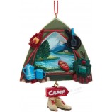 Tienda de campaña y accesorios de la colección The Bridge - Adorno de árbol de Navidad con tema de camping de resina de 3,75